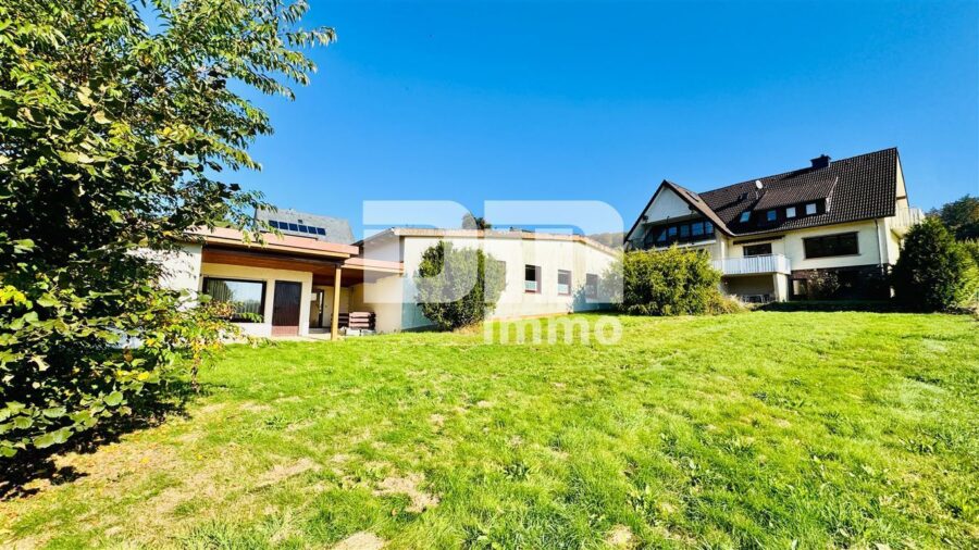 1-2 Familienhaus mit Nebengebäude (Ferienwohnung) + Halle / Garagen im Ensemble - Großes Grundstück / Vollumzäunt